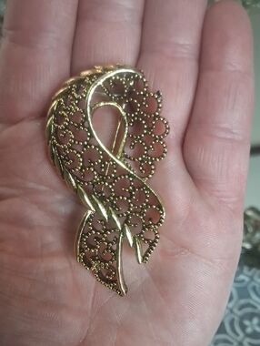 Gold Filigree Ribbon Brooch - Women Jewelry
